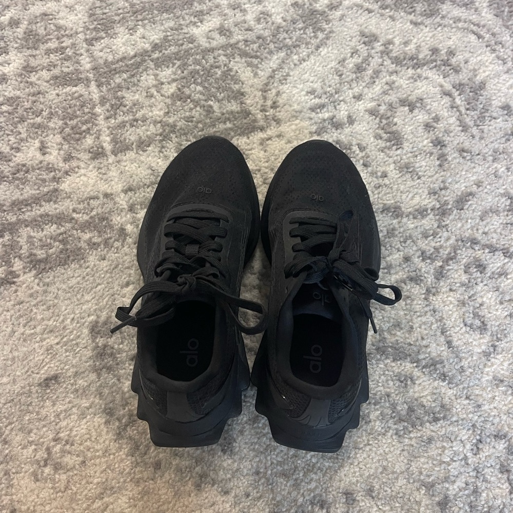 ALO Yoga Black Athletic Shoes Sleek Design Cushioned Sole